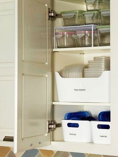 Use plastic bins (Dollar Store) to organize tupperware and storage cntainers. SO MUCH BETTER THAN MY CURRENT SYSTEM (aka "throw it all in the bottom cabinet and try to avoid it then get really mad when you can't find the right size container or a matching lid so you buy new ones at the next Target run.") Sanddollar Crafts, Draw Organization, Tupperware Cabinet, Organized Clothes, Reapolstering Chairs, Hannukah Decorations, Hymnal Crafts, Minimal Shelves, Konmari Organizing