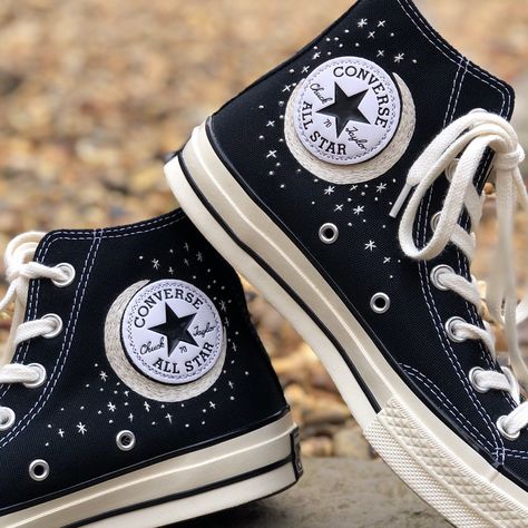 Hand embroidered Converse black high tops - moon and stars Converse Noir, Chuck 70 Vintage Canvas, Canvas Converse, Jeans With Chains, Cute Converse Shoes, Mode Converse, Converse Design, Moon Shoes, Estilo Emo