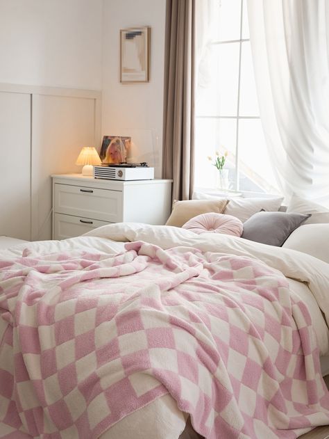 Cute Aesthetic Blankets, Susie Core, Pink Dorm Room Decor, Chic Bedroom Design, Chambre Inspo, Beds For Small Rooms, Wall Panels Bedroom, Pink Bedroom For Girls, Small Space Bedroom