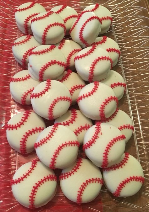 Baseball themed dipped oreos.... I might to brownies like this! Oreo Baseball Pops, Baseball Oreo Cookies, Baseball Theme Treats, Baseball Party Desserts, Baseball Brownies, Baseball Theme Desserts, Baseball Sweets, Baseball Oreos, Chocolate Covered Oreos Birthday