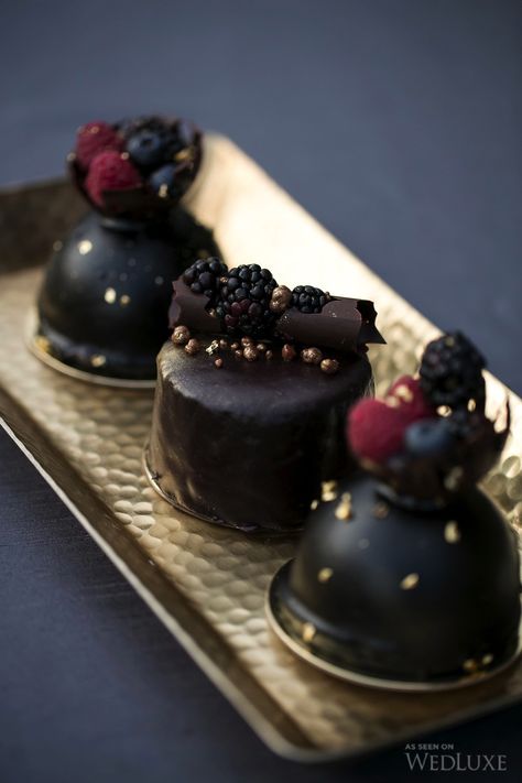 Gothic Dessert Ideas, Dark Desserts Aesthetic, Dark Wedding Cupcakes, Gothic Wedding Desserts, Black Wedding Food, Gothic Wedding Food, Gothic Dessert Table, Black Wedding Cupcakes, Goth Bakery