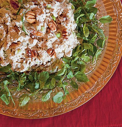 Dolly's Pecan Chicken Salad ~This tasty dish is a holiday favorite with Dolly Parton and her family. Dolly Parton Recipes, Salads Chicken, Pecan Chicken Salads, Fruit Plus, Delicious Chicken Salad, Salad Chicken, Pecan Chicken, Couscous Salat, Pecan Salad