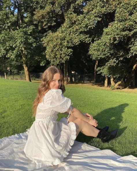 Cute Picnic Photos, Picnic Inspo Pics, Aesthetic Poses In Dress, Dress Nature Photoshoot, Nature Photoshoot Aesthetic, Summer Outfits Photoshoot, Outfit For Picnic, Easy Photo Poses, Picnic Photo Ideas