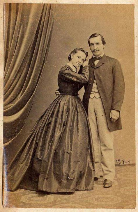 Young love, 1880 Victorian Couple, Antique Photography, Antique Portraits, Vintage Couples, Victorian Photos, Foto Vintage, Vintage Portraits, Old Fashion, Historical Costume