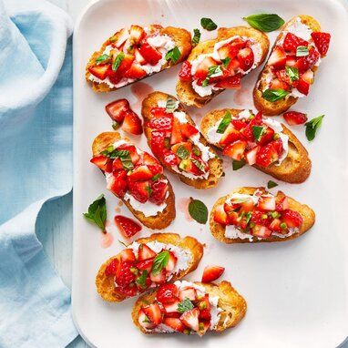 Spicy Strawberry-Goat Cheese Crostini Bruschetta Recipe Balsamic, Balsamic Bruschetta, Spring Appetizers, Cheese Crostini, Goat Cheese Crostini, Crostini Recipes, Strawberry Balsamic, Vegan Appetizers, Strawberry Recipes