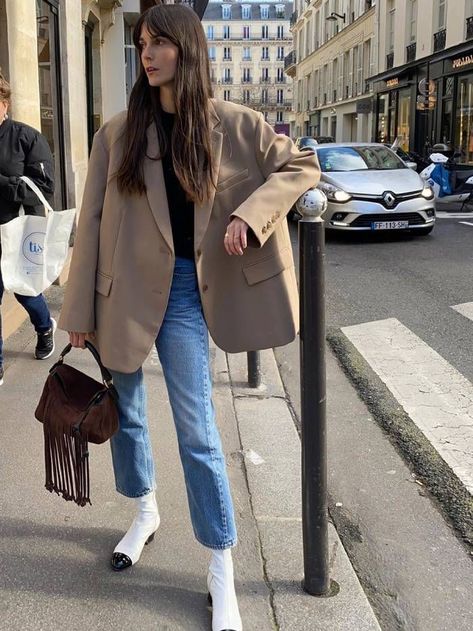 This Is the One Pair of Jeans French Women Are Wearing in 2020 Leia Sfez, Parisian Look, French Girl Style, Frankie Shop, 2020 Fashion Trends, Denim Trends, French Women, 가을 패션, 여자 패션