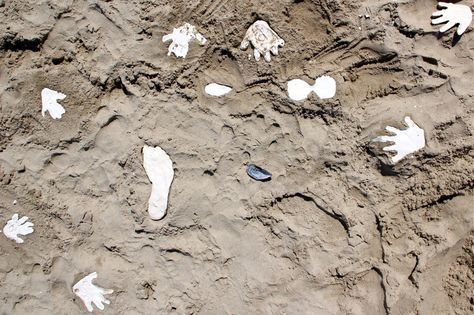 Beach Sand Art, Beach Crafts For Kids, Paris Crafts, Girls Night Crafts, Kids Sand, Plaster Of Paris, Memory Crafts, Shadow Box Art, Sand Casting