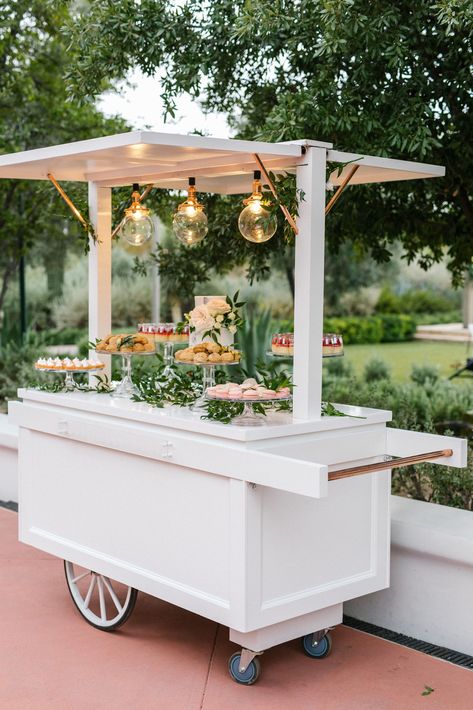 Champagne Bar Carts, Dessert Cart Display, Outdoor Wedding Furniture Ideas, Diy Mobile Snack Cart, Food Carts Wedding, Poolside Party Ideas, Diy Desert Cart, Event Display Design, Drink Cart Wedding