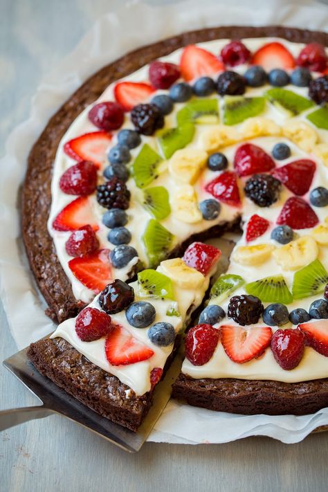 Memorial Day Dessert Recipes, Brownie Fruit Pizza, Fruit Pizza Bar, Fruit Pizza Sugar Cookie Recipe, Pizza Sugar Cookie, Dessert Pizza Recipes, Pizza Vegana, Fruit Pizza Sugar Cookie, Fruit Pizza Recipe