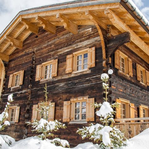 Alpine House Exterior, Swiss Chalet Architecture, Austrian Ski Chalet, Modern Swiss Chalet Exterior, Swiss Chalet House Exterior, Swiss Chalet Exterior, Ski Chalet Exterior, Swiss Ski Chalet, Chalet Architecture