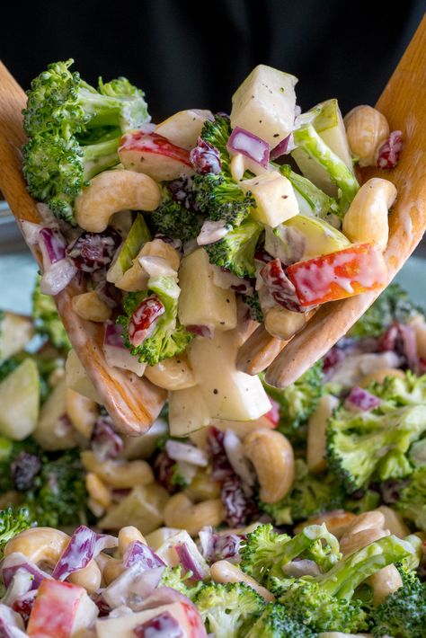 Broccoli Apple Cashew Salad Idee Pasto, Best Salad Recipes, Macaroni Salad, Broccoli Salad, Idee Pasto Sano, Cucumber Salad, Healthy Salads, Summer Salads, Delicious Salads