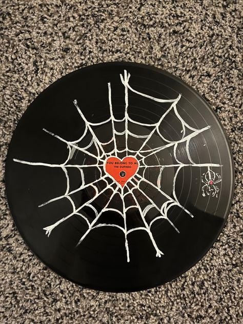 Room Ideas Vinyl Records, Halloween Record Painting, Vynil Paint Ideas, Vinyl Record Painting Ideas Easy, Painting Records Ideas, Vinyl Record Art Aesthetic, Cute Cd Painting Ideas, Dvds Pintados, Painting On Records