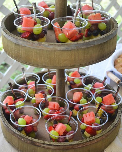 3-Tier Tray Fruit Display for Parties! Wedding Shower Fruit Tray Ideas, Wedding Shower Snacks, Fruit Display Tables, Limonade Bar, Fruit Tray Ideas, Pizza Fruit, Pizza Sugar Cookie, Platter Display, Veggie Cups