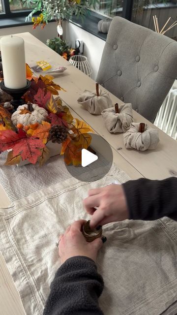 Pumpkin Napkin, Pumpkin Napkin Rings, Fall Tablecloth Ideas Table Covers, Pumpkin Napkins, Thanksgiving Napkin Rings Diy, Thanksgiving Place Settings Diy, Thanksgiving Table Decorations Diy, Diy Napkin Rings, Fall Dinner Table Decor