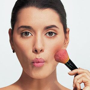 How to Get a Natural Yet Flawless Bridal Makeup Look Blusher Makeup, Laura Geller Makeup, Complete Makeup, Bridal Makeup Natural, How To Apply Blush, Mascara Tips, Winter Makeup, How To Clean Makeup Brushes, Makeup Tricks