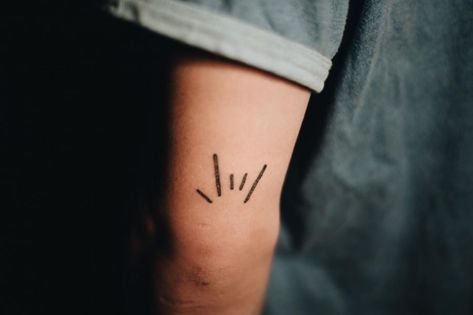 Ily Hand Sign Tattoo, I Love You Sign Language Tattoo Simple, I Love You Tattoo Ideas, Language Tattoo Ideas, Asl I Love You Tattoo, Sign Language Tattoo Ideas, I Love You Sign Language Tattoo, Deaf Tattoo, Asl Tattoo