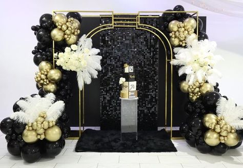 Margaret_Viruet on Instagram: "Great Gatsby Sweet 16 ! 🤍 Event planner @margaret_viruet Flowers by Margaret Balloons by @bellasballoonsncreations Cake by @sweetcreationsbysusie #greatgatsby #greatgatsbyparty #greatgatsbytheme #greatgatsbywedding #greatgatsbystyle #sweet16party #sweet16ideas #sweet16photoshoot #sweet16decor #decoraciondeeventos #decoraciondefiestas #decoraciondecumpleaños #birthdaydecorations #eventdecorations #freeportny #baldwinny #merrickny #bellmoreny" Great Gatsby Party Balloons, Art Deco Balloon Decor, Gatsby Balloon Arch, Great Gatsby Balloon Arch, Gatsby Balloon Decor, Great Gatsby Sweet 16, Great Gatsby Decor, Masquerade Party Centerpieces, Gatsby Sweet 16