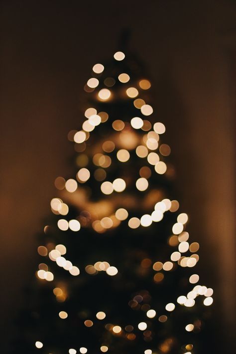 Christmas Instagram Pictures, Christmas Lights Wallpaper, Christmas Instagram, L Wallpaper, Picture Tree, Xmas Wallpaper, Large Christmas Baubles, Christmas Phone Wallpaper, Illustration Noel