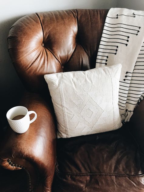 Thanks to Stephanie Harvey for making this photo available freely on @unsplash 🎁 Sofa Cognac, Leather Sofa Chair, Best Leather Sofa, Decoration For Ganpati, Brown Leather Sofa, White Throw Pillows, Couch Set, Leather Couch, Artwork For Home