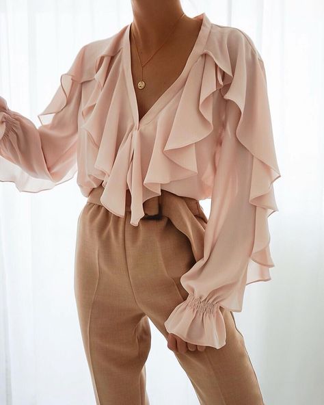 Brown pants and light pink top outfit top #outfitdetails #summeroutfitideas #summeroutfitwomen #outfitinspiration #outfitideasforwomen #outfitstyle Style Année 80, Elegantes Business Outfit, Elegantes Outfit Damen, Rok Outfit, Ruffle Bell Sleeve, High Street Fashion, Loose Shirt, Ruffle Shirt, Chiffon Ruffle