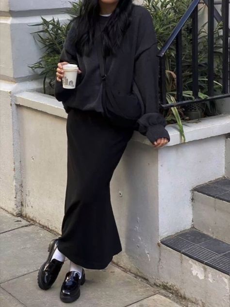 Long Skirt Office Outfit Business Casual, Winter Outfits Australia, Style Satin Skirt, Winter Maxi Skirt Outfit, Black Maxi Skirt Outfit, Black Spring Outfits, Sepatu Loafers, The Old Money Aesthetic, Skirt Ootd