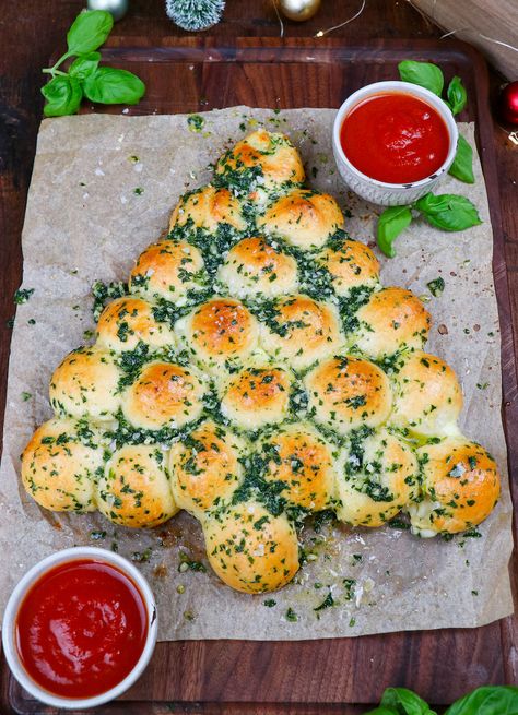 Imagine garlic knots meet mozzarella sticks... this is an easy appetizer festive for Christmas dinner and delicious for the whole family! Cheesy Garlic Knots, Holiday Punch Recipe, Garlic Knots Recipe, Healthy Milk, Garlic Knots, Mozzarella Sticks, Dinner Appetizers, Christmas Appetizers, Pull Apart