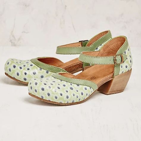 Brand: NOShoeType: Women Pumps Toe Type: Closed Toe ClosureType: Buckle Heel Type: Chunky Heel HeelHeight:4.5cm Gender: Female Occasion:Casual Season:Spring,Summer, Autumn Color:Green,YellowMaterial: UpperMaterial: Pu OutsoleMaterial: RubberPackageincluded: 1*pairofshoes(packing in the canvas bag)Please Note: 1.Please see the Size Reference to find the correct size.2.The size of these shoes are smaller than ordinary, we suggest buying a bigger one size. Floral Heels, Chunky Heel Pumps, Women Flower, Mary Jane Pumps, Casual Heels, Heels Pumps, Slides Shoes, Rubber Heels, Casual Sandals