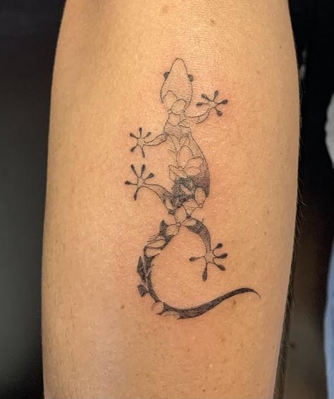 Hawaiian Gecko Tattoo, Fire Salamander Tattoo, Anole Lizard Tattoo, Lizard Tattoo Cute, Cool Forearm Tattoos For Women, Geico Tattoo, Gecko Tattoo For Women, Small Lizard Tattoo, Gekko Tattoo