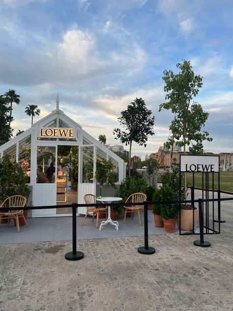 Loewe, loewe pop-up, pop-up store, barcelona, barcelona beach, barcelona port, brand pop-up, shopping barcelona Loewe Pop Up Store, Luxury Pop Up Store, Pop Up Store Aesthetic, Pop Up Store Concept, Loewe Store, Running Ideas, Pop Up Cafe, Barcelona Beach, Edition Hotel