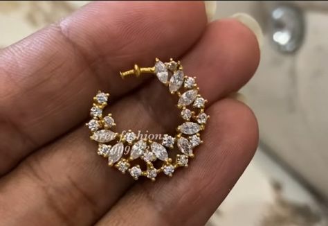 Dimond Jewellery Sets Simple, Mukku Pudaka Designs Gold, Heeramandi Jewellery, White Stone Jewellery, Wedding Nath, Diamond Nath, Nath Designs, Wedding Jewellery Designs, Nose Ring Jewelry