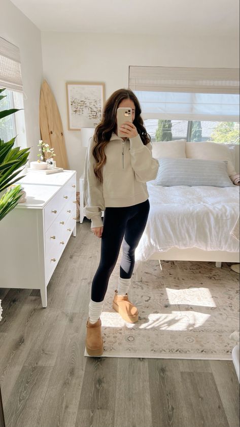 Fall Outfits Ultra Mini Uggs, Platform Ugg Slides Outfit, Tan Slippers Outfit, Ugh Ultra Mini Platform, Cropped Uggs Outfit, Short Uggs With Socks, Ugg Fall 2023, Mini Platform Ugg Boots Outfit, Ugh Mini Boots Outfit Leggings