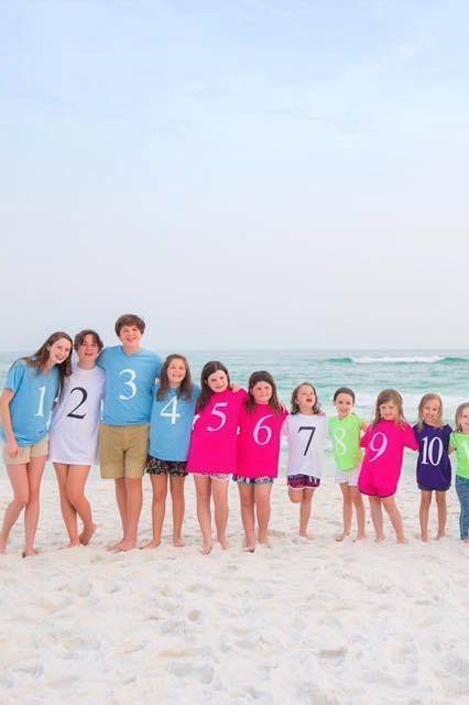 This Color-Coded Photo of Grandkids Shows How 1 Family Can Grow Cousin Photo Shoots, Cousin Pictures, Cousin Photo, Big Family Photos, Family Beach Pictures, A Group Of People, Family Coloring, Montage Photo, Group Of People