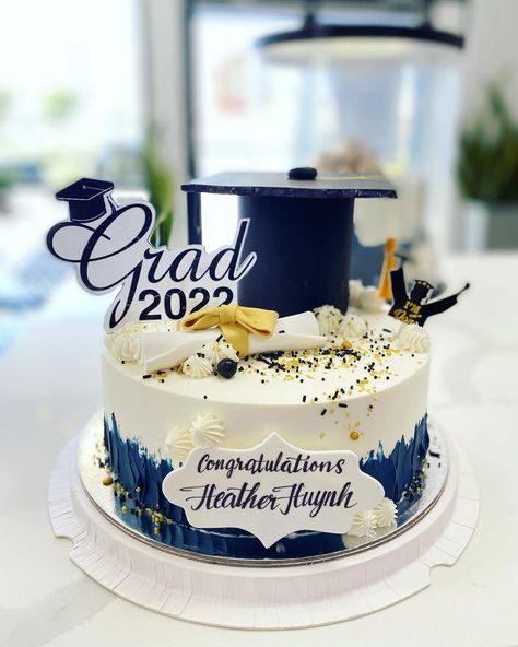 Navy Blue And Gold Graduation Cake, Graduation Cake Man, Convocation Cake Ideas, Graduation Cake Male, Graduation Cheesecake Ideas, Boys Graduation Cakes For High School, 2024 Graduation Cake Ideas, Graduation Cakes For Men, College Graduation Cakes For Men