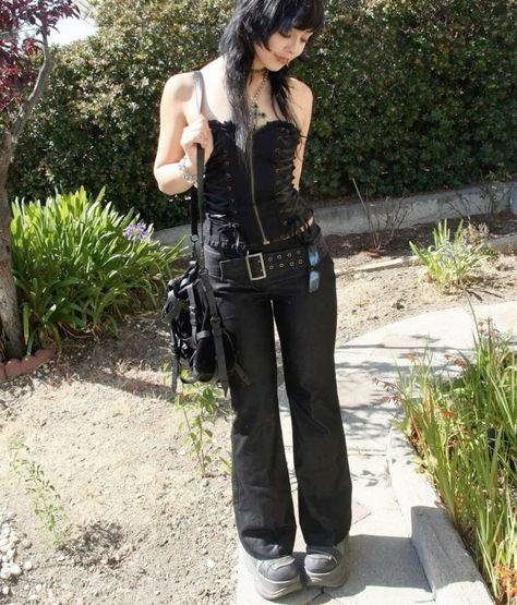 Goth Outfits With Leggings, Emo Fits Aesthetic, Concert Goth Outfit, Pretty Punk Outfits, Small Leather Jacket Outfit, 2000s Fashion Goth, Cute Goth Summer Outfits, Tripp Skirt Outfit, Goth 2000s Fashion