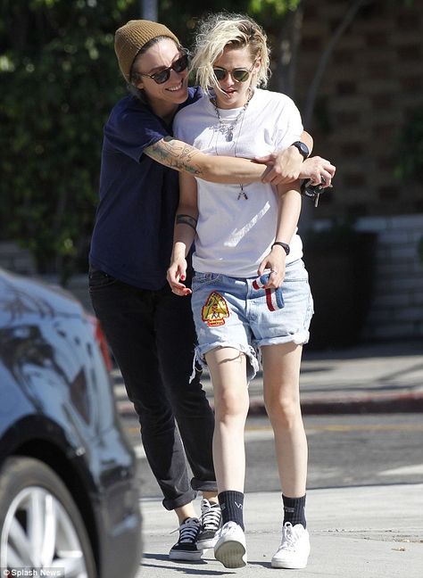 Smile - or not: Kristen Stewart looked rather discomfited by a hug she got from girlfriend Alicia Cargile as they left En Sushi in Los Angeles on Sunday Kristen Stewart Tomboy, Kristen Stewart Girlfriend, Kristen Stewart Street Style 2022, Kristen Stewart Smile, Kristen Stewart In Suit, Kristin Stewart, Lesbian Fashion, Kristen Stewart Style, Androgynous Fashion