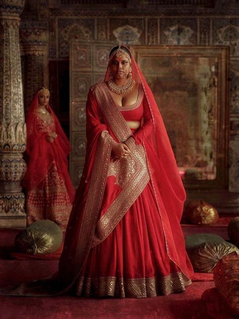 This Simple Sabyasachi Lehenga Is A Bridal Outfit Of Our 'Minimal' Dreams Sabyasachi Lehenga Bridal, Red Bridal Lehenga, Sabyasachi Bridal, Sabyasachi Lehenga, Anne Barge, Indian Bride Outfits, Bridal Lehenga Collection, Bridal Lehenga Red, Red Lehenga