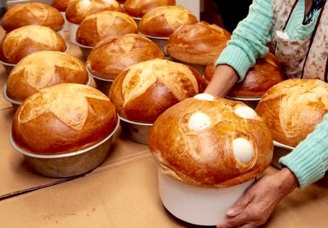 Portuguese Bread, Portuguese Dessert Recipes, Hawaiian Sweet Breads, Portuguese Sweet Bread, Portuguese Desserts, Beaver Falls, Pane Dolce, Portuguese Cuisine, Easter Bread