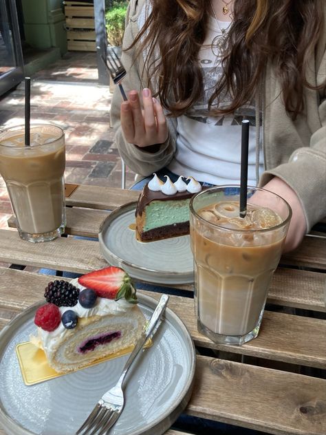 Friends At A Cafe, Cafe Date With Friends, Cafe Pics Aesthetic, Summer Date Aesthetic, Cute Cafe Date, Cafe Date Aesthetic, Iced Coffee Date, Cafe With Friends, Coffee Date Aesthetic