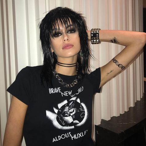 Mik on Instagram: “@joanjett inspired makeup on @kaiagerber last night for the @casamigos Halloween party! Hair by @peter.savic 🖤 @opusbeauty” Rock Halloween Costumes Women, 80s Rock Costume Women, Rockstar Halloween Costume Women, 80s Rock Costume, Punk Rock Makeup, 80s Rock Hair, Goth Halloween Costume, Rock Costume, Punk Rock Hair