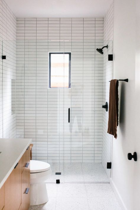 Subway Tile Shower Ideas, White Subway Tile Shower, Terrazzo Bathroom, Bathroom Lighting Design, Subway Tile Showers, Subway Tiles Bathroom, Contemporary Shower, Terrazzo Tile, Room Tiles