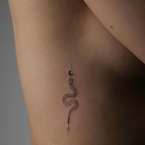 1,016 likes, 5 comments - melissa.uluc.tattoo le November 27, 2021: "small snake on her rib 🐍 . . . . #snaketattoo #snake #ribtattoo #smalltattoos #tinytattoo #tattooideas #tattooart". Small Snake Back Tattoo, Snake On Ribs Tattoo, Brown Snake Tattoo, Minimal Snake Tattoo Design, Small Serpent Tattoo, Rib Tattoo Aesthetic, Snake Tattoo Placement Ideas, Snake Tattoo On Ribs, Snake Tramp Stamp