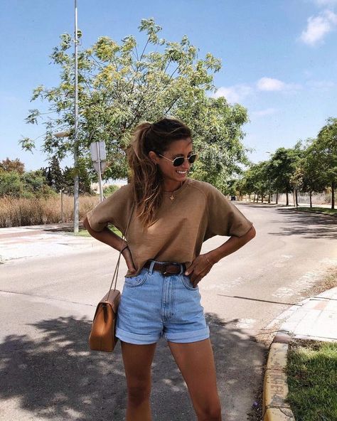 Striped Blue Shirt Outfit Summer, Boyfriend Jeans Beach Outfit, Casual Fashion Inspiration, Basics Closet List, Casual Outfits Stylish, Women Casual Outfits Spring, Summer Outfit Women 30s, Spring Clothing Ideas For Women, River Summer Outfits