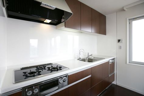 White Glass Backsplash, Contemporary Kitchen Backsplash, Glass Tiles Kitchen, Glass Tile Backsplash Kitchen, Kitchen Credenza, Glass Backsplash Kitchen, Backsplash Trends, Kitchen Backsplash Trends, Contemporary Style Kitchen