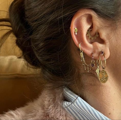 Pretty Ear Piercings, Jewelry Tattoo, Dope Jewelry, Jewelry Lookbook, Stacked Jewelry, Piercing Tattoo, Metal Earrings, Jewelry Inspo, Summer Jewelry