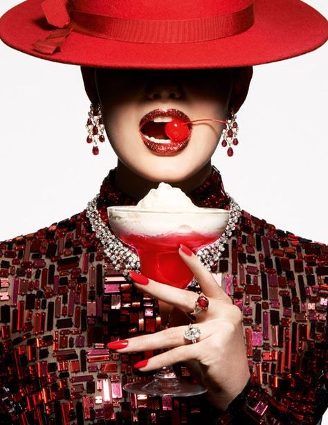 Kiss Art, Jewelry Editorial, Photographie Portrait Inspiration, Foto Poses, Red Hat, Jewelry Photography, Red Lipstick, Amazing Photos, A Drink