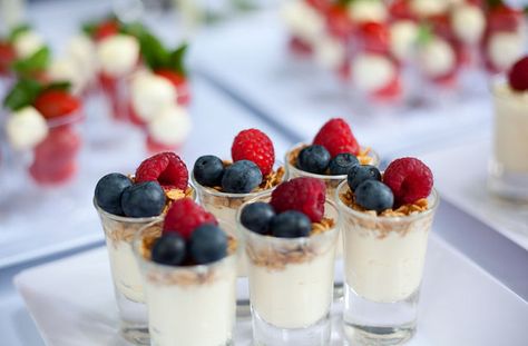 Yogurt granola and fruit in shot glasses #yogurt #fruit Superhero Cake Pops, Heroes Birthday Party, Shot Glass Appetizers, Mini Aperitivos, Cold Appetizers Easy, Yogurt Granola, Dessert Shots, Mini Appetizers, Fruit Parfait