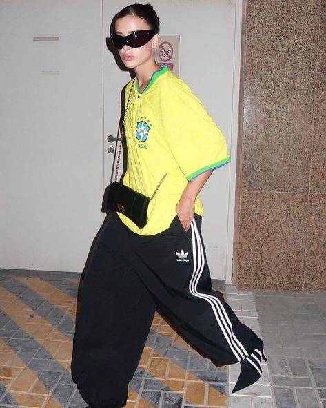 Blokecore Outfits, Street Style Sporty, Balenciaga X Adidas, Track Pants Outfit, Football Jersey Outfit, Jersey Fashion, Moda Streetwear, Tennis Fashion, Jersey Outfit