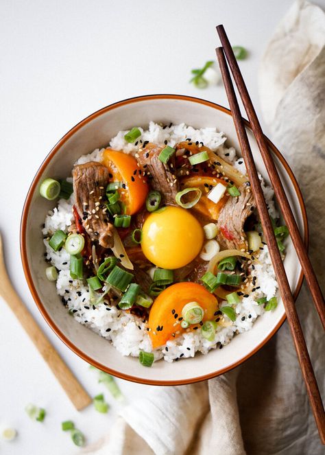 Stir Fried Tomato and Beef Rice Bowls — Eat Cho Food Beef Rice Bowl Recipe, Beef Rice Bowls, Japanese Food Photography, Asian Food Photography, Bo Bun, Japanese Rice Bowl, Fried Tomatoes, Beef Rice, Rice Bowls Recipes