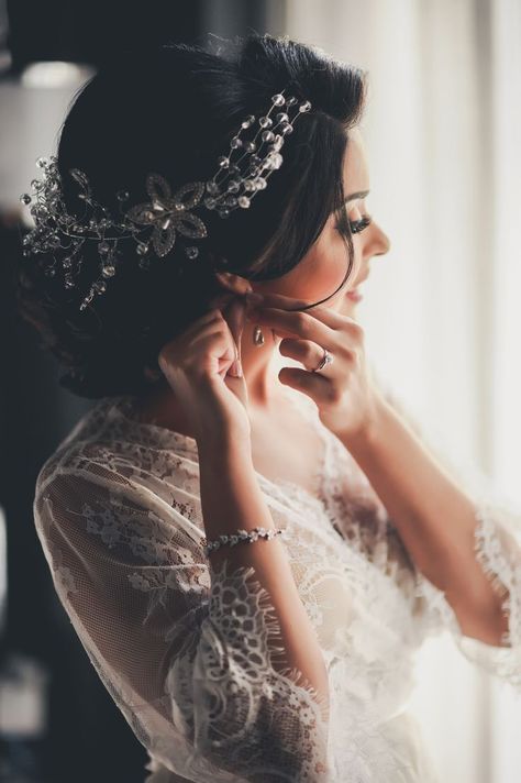 Bride Getting Ready Indoor Portrait with Floral Beaded Hair Accessory Pose Pengantin, Foto Pertunangan, Indoor Portrait, Bekväma Outfits, Wedding Portrait Poses, Bride Photoshoot, Beaded Hair, Wedding Photography Bride, Wedding Picture Poses