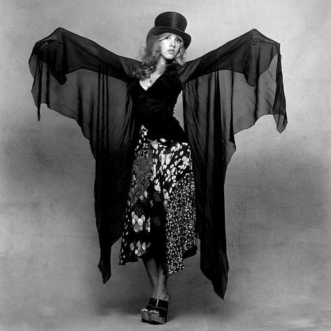 Happy Birthday, Stevie Nicks! How to Channel Her Boho-Chic Style Stevie Nicks Birthday, Stevie Nicks 70s, Stevie Nicks Costume, Stevie Nicks Concert, Marla Singer, Witchy Outfits, Stevie Nicks Style, Easter Dresses For Toddlers, Lindsey Buckingham